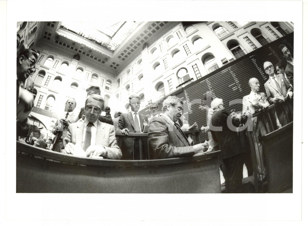 1985 MILANO Borsa Italiana - Broker seguono andamento titoli (7) - Foto 24x18 cm