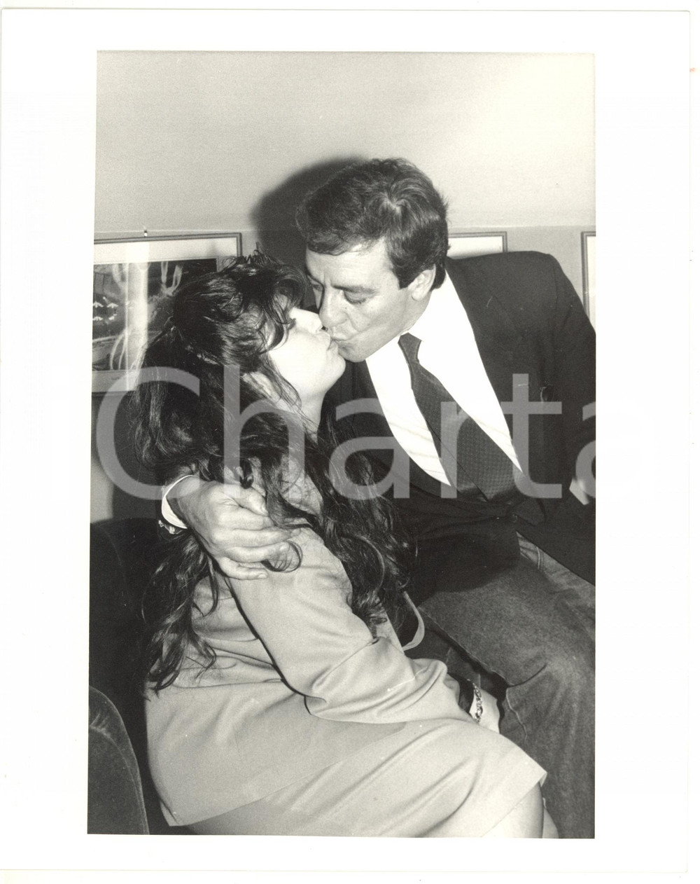 Fotografia d epoca originale 1985 ca MONZA Mino REITANO bacia la moglie Patrizia  Fotografia 20x25 1