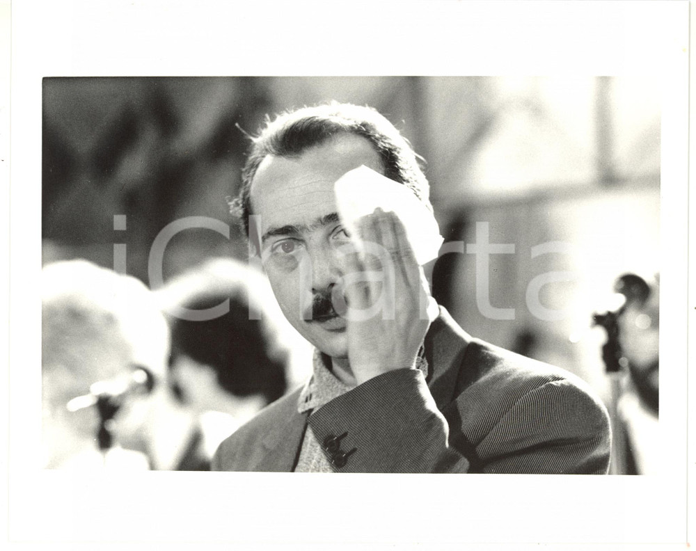 1985 ca RAI - TV Enzo BRASCHI asciuga il viso con un fazzoletto *Foto