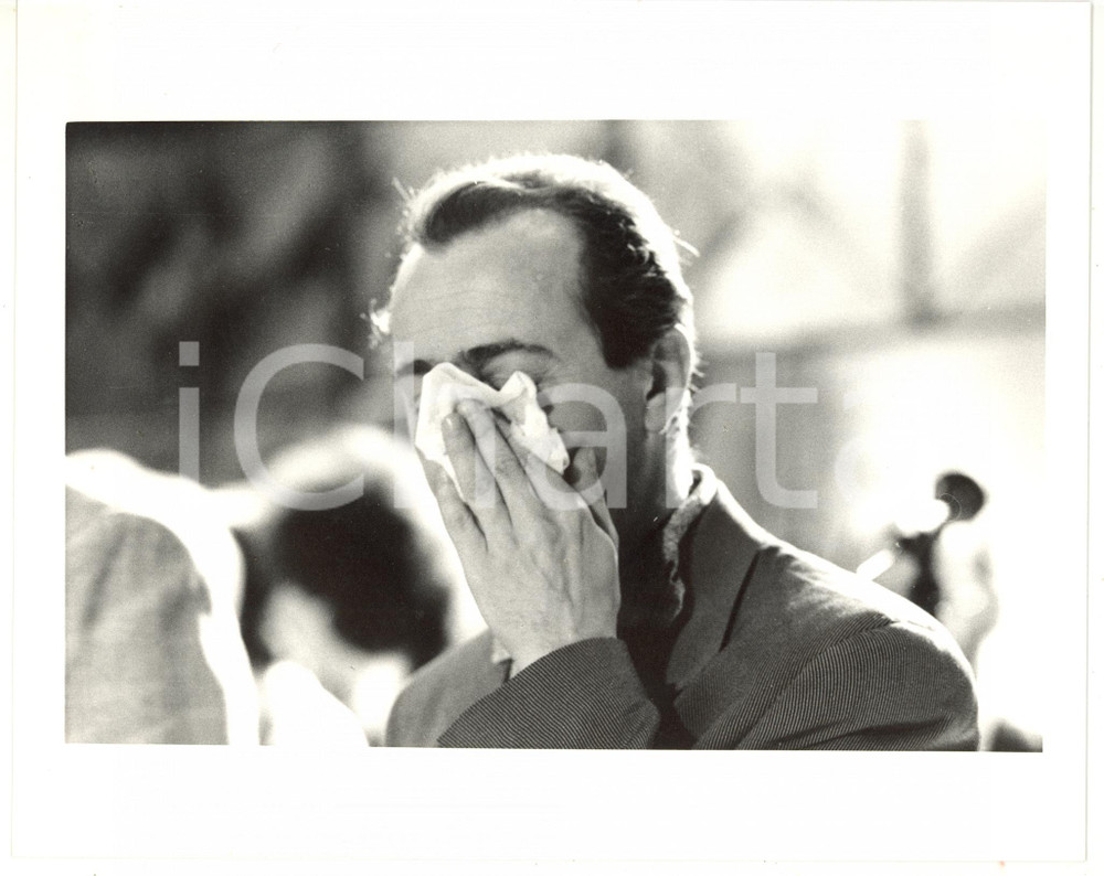 1985 ca RAI - TV Enzo BRASCHI asciuga il viso con un fazzoletto (1) *Foto