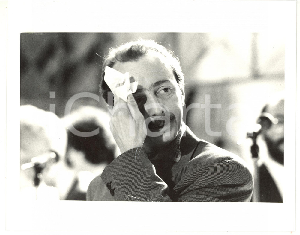 1985 ca RAI - TV Enzo BRASCHI asciuga il viso con un fazzoletto (2) *Foto