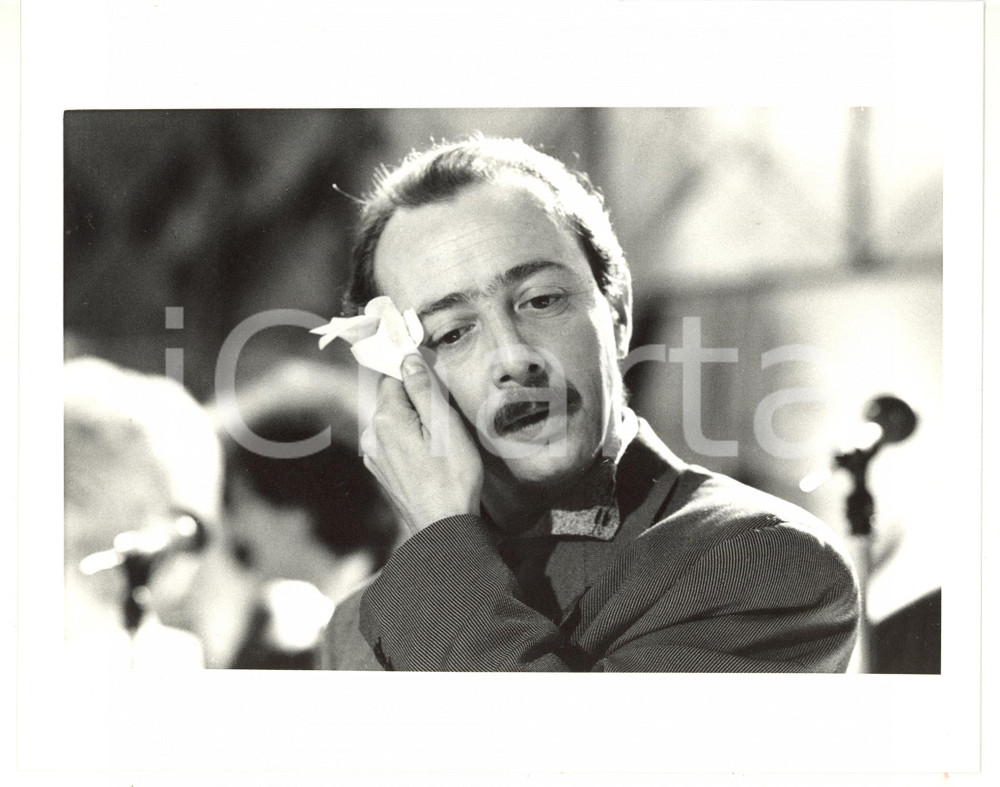 1985 ca RAI - TV Enzo BRASCHI asciuga il viso con un fazzoletto (3) *Foto