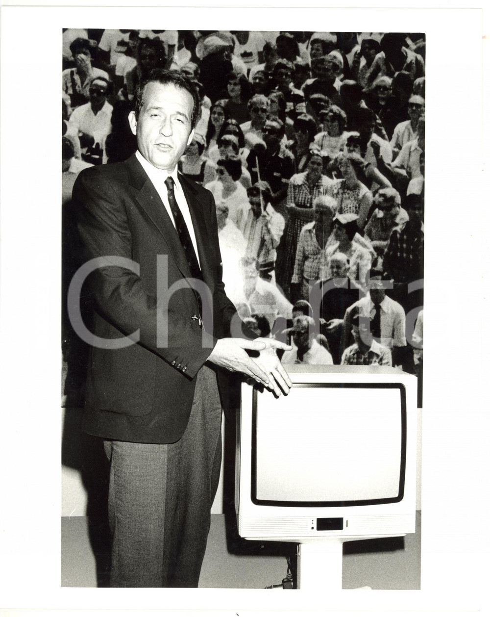 1985 ca RAI Il giornalista Antonino FAVA presenta un televisore *Foto 20x25 cm