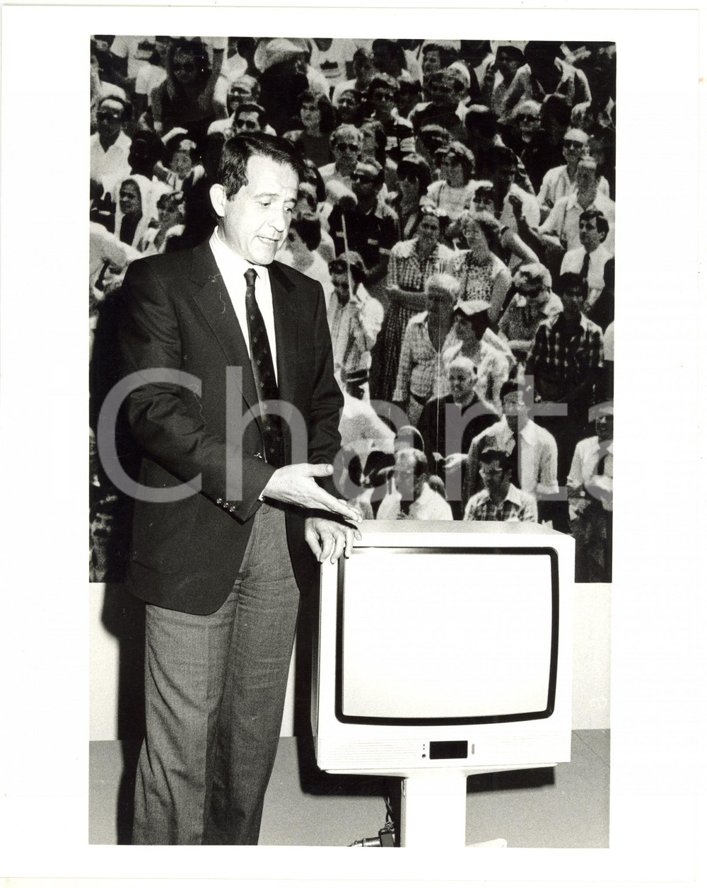 1985 ca RAI Il giornalista Antonino FAVA presenta un televisore - Foto 20x25 cm
