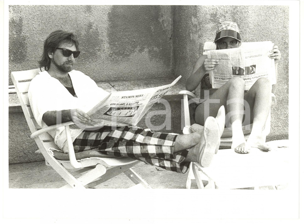 Fotografia d epoca originale 1985 ca Tony ESPOSITO legge il giornale con la moglie Eleonora SALVADORI 1 1