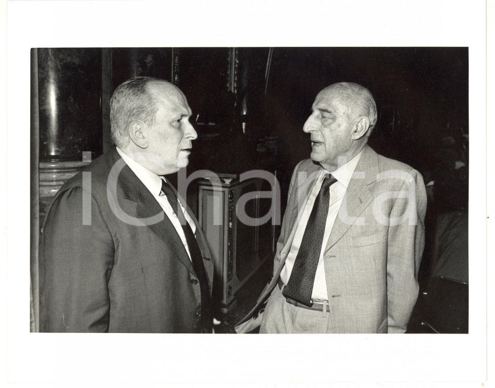 1990 ca MILANO (?) Oreste DEL BUONO a colloquio con Gillo DORFLES *Foto 25x20