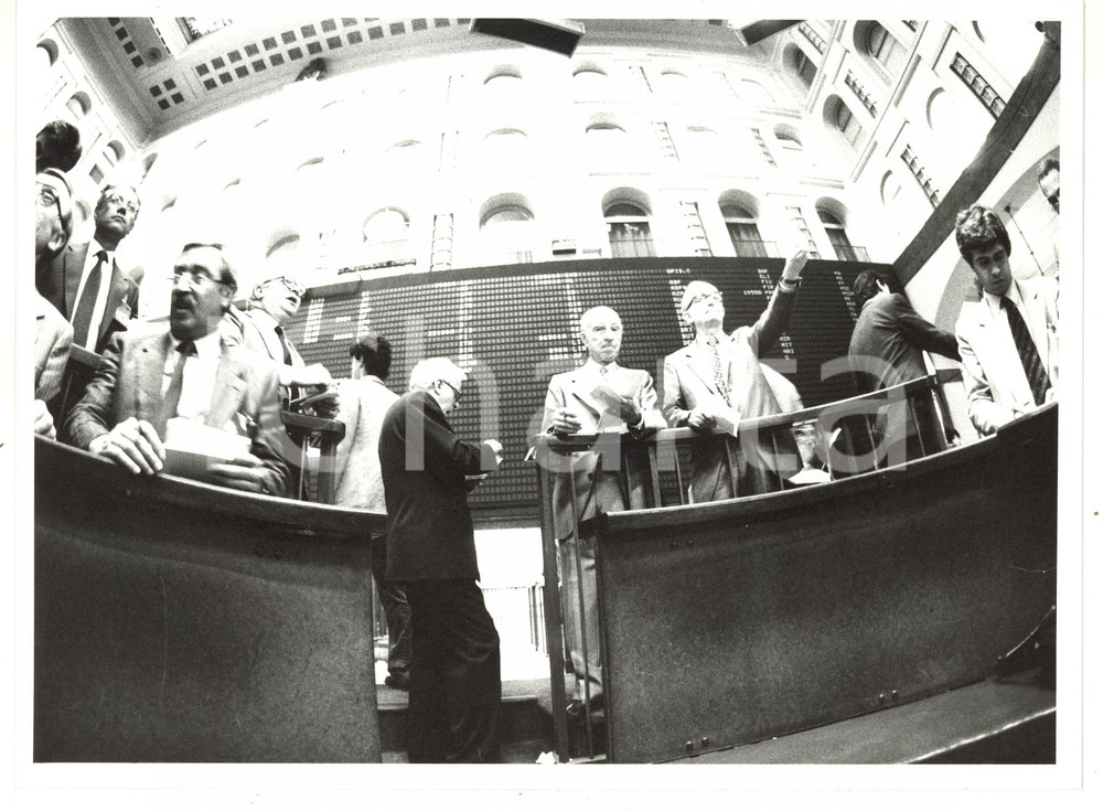 1985 MILANO Borsa Italiana - Broker seguono l'andamento dei titoli *Foto VINTAGE