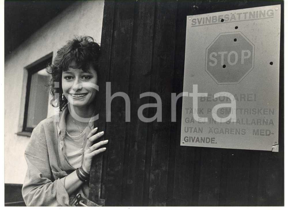 1985 ca VEBEROED (SVEZIA) Christel SCHULER si affaccia dalla sua stalla *Foto