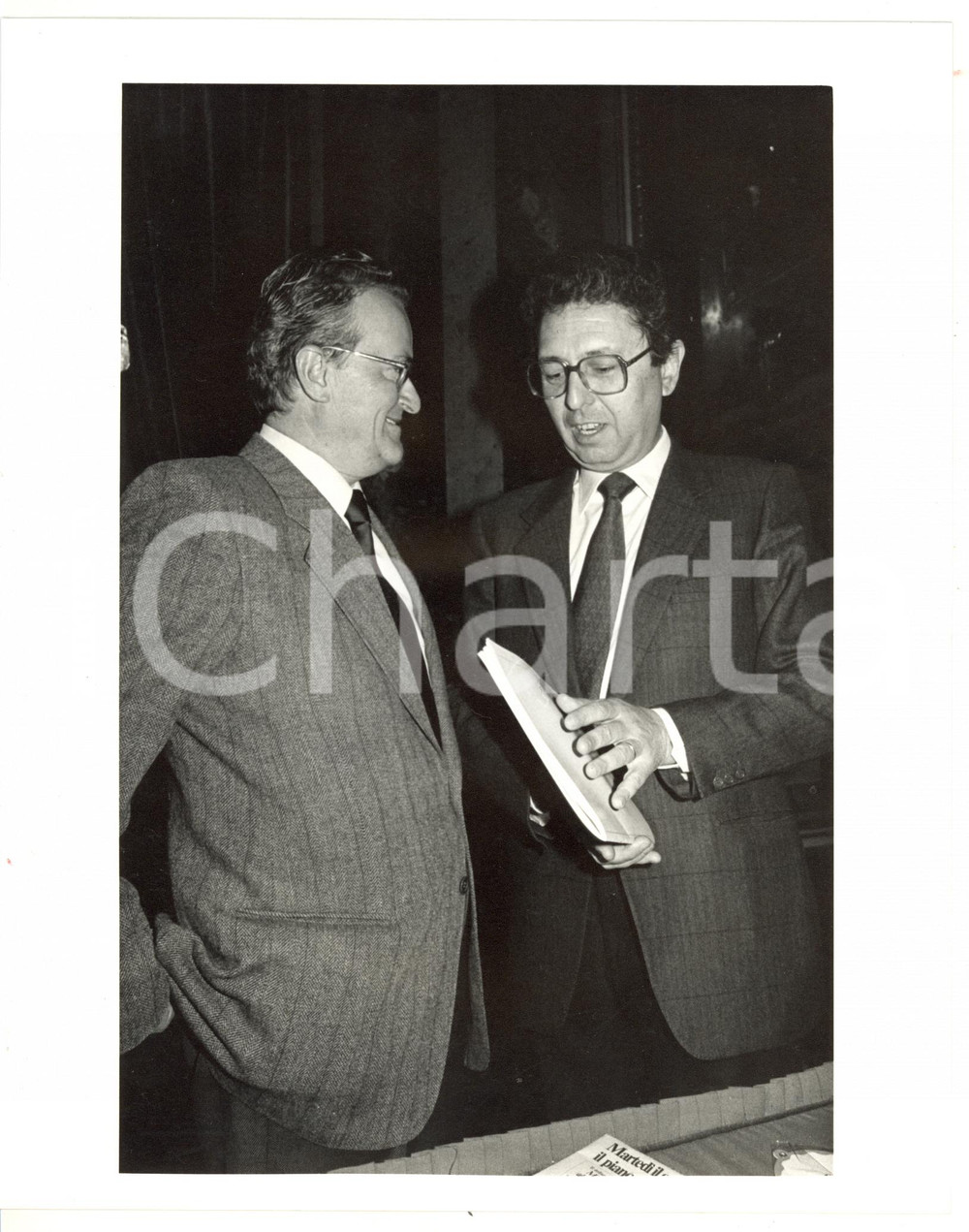 1985 ca MILANO - DC Camillo FERRARI a colloquio con Roberto MAZZOTTA *Foto 20x25