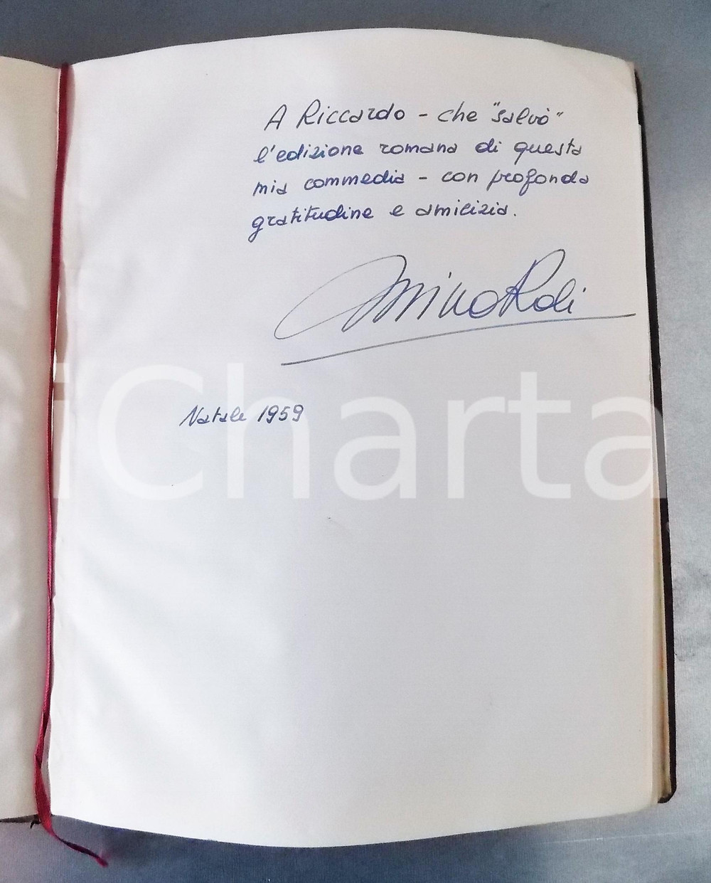 1959 Mino ROLI Moglie per due - Copione con AUTOGRAFO a Riccardo GARRONE Copione originale dattiloscritto dell'opera teatrale di Mino Roli, con le correzioni dell'autore a matita rossa e grigia.Dedica autografa all'amico e attore Riccardo Garrone.Su carta velina, con copertina in smilpelle e titoli dorati.CONDIZIONI: fair (interno in buone condizioni, tracce d'uso evidenti e sbrecciature alla coperta)PAGINE: 102FORMATO: 22x28 cm    originale e autentica 1