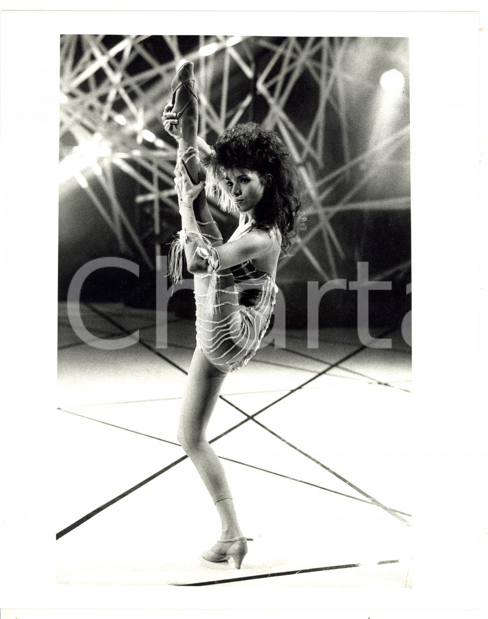 Fotografia d epoca originale 1985 ca RAI  DANZA Loretta VALDESPINO si esibisce sul palco Foto VINTAGE 20x25 1