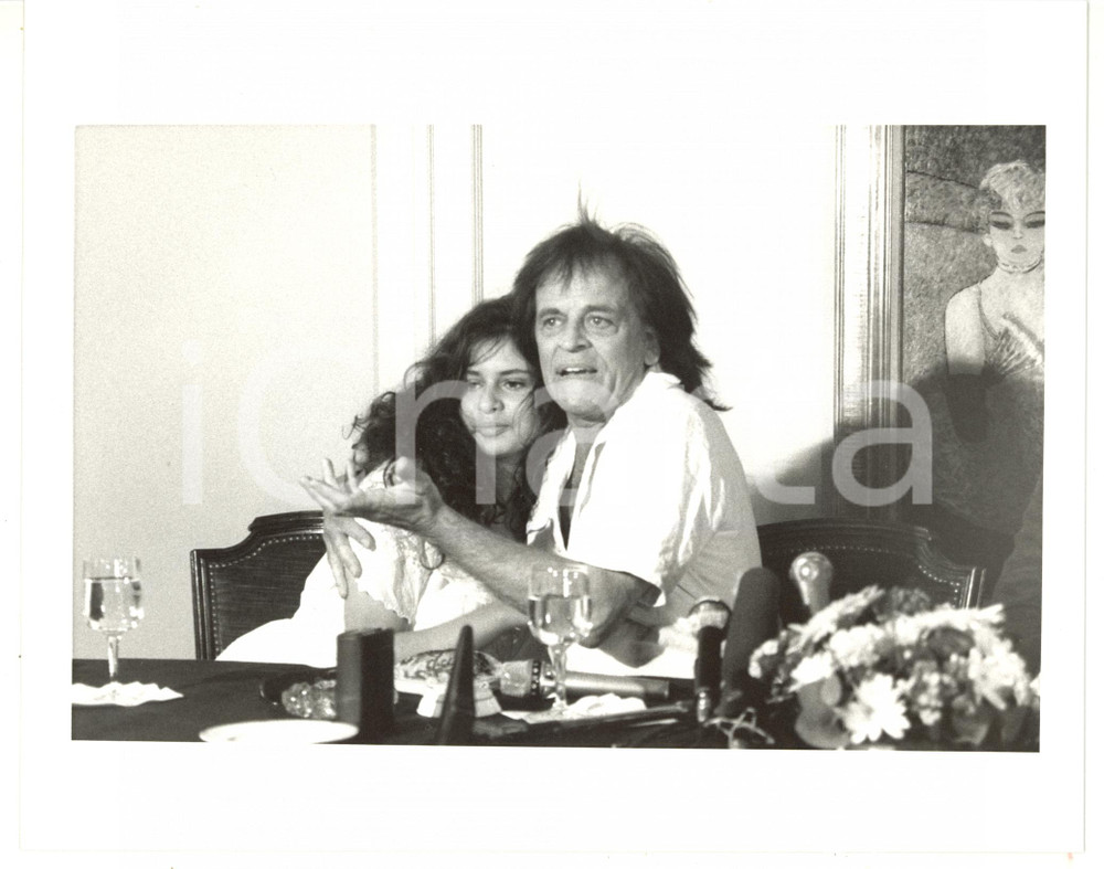 Fotografia d epoca originale 1988 CANNES Festival del Cinema  Klaus KINSKI con Debora CAPRIOGLIO  Foto 1