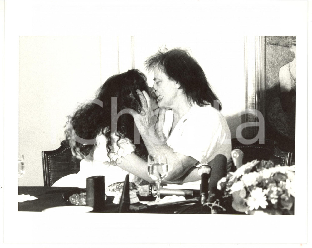 Fotografia d epoca originale 1988 CANNES Festival del Cinema  Bacio tra Klaus KINSKI e Debora CAPRIOGLIO 1