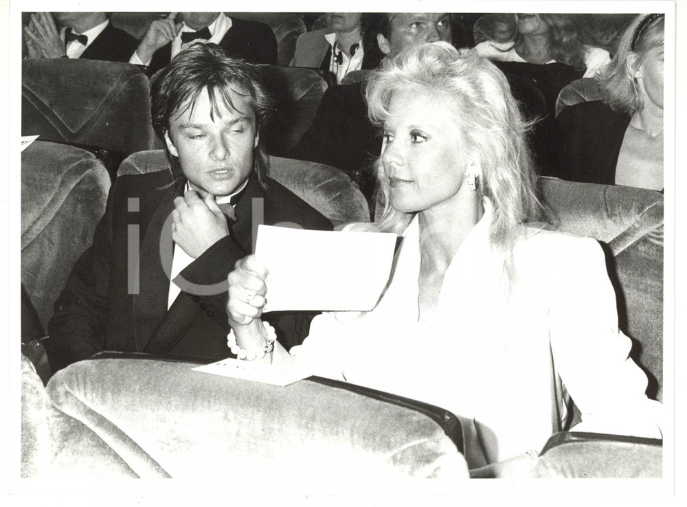 Fotografia d epoca originale 1986 CANNES Festival del Cinema  Sylvie VARTAN con il figlio David HALLYDAY 1