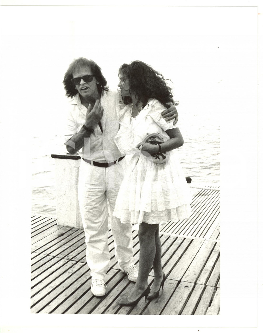 Fotografia d epoca originale 1988 CANNES  Festival del Cinema  Klaus KINSKI con Debora CAPRIOGLIO sul molo 1