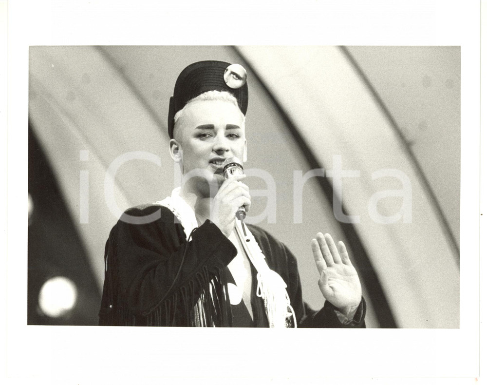 Fotografia d epoca originale 1987 SAINT VINCENT ESTATE  MUSIC  BOY GEORGE sul palco  Foto 25x20 cm 1