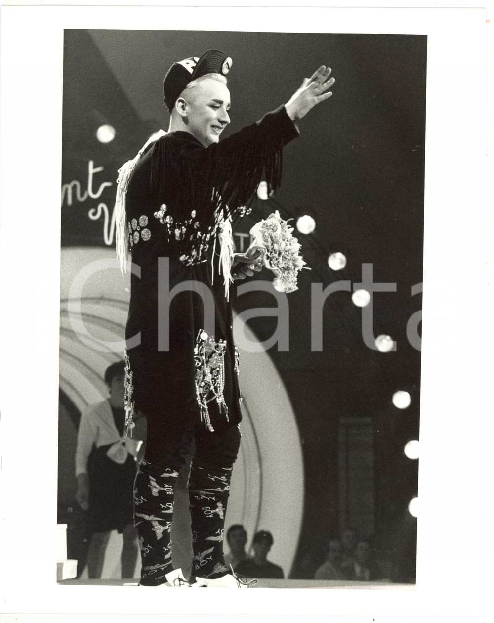 Fotografia d epoca originale 1987 SAINT VINCENT ESTATE  MUSIC  BOY GEORGE saluta il pubblico  Foto 20x25 1