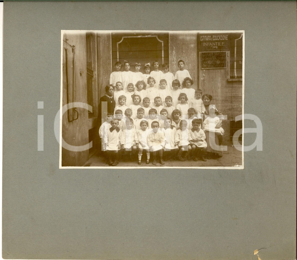 1920 ca LOMBARDIA Istituto d'Educazione Infantile -Foto di classe in cortile