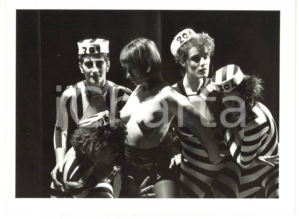 1985 ca EROTICA VINTAGE Rosa FUMETTO a seno nudo *Fotografia 24x18 cm