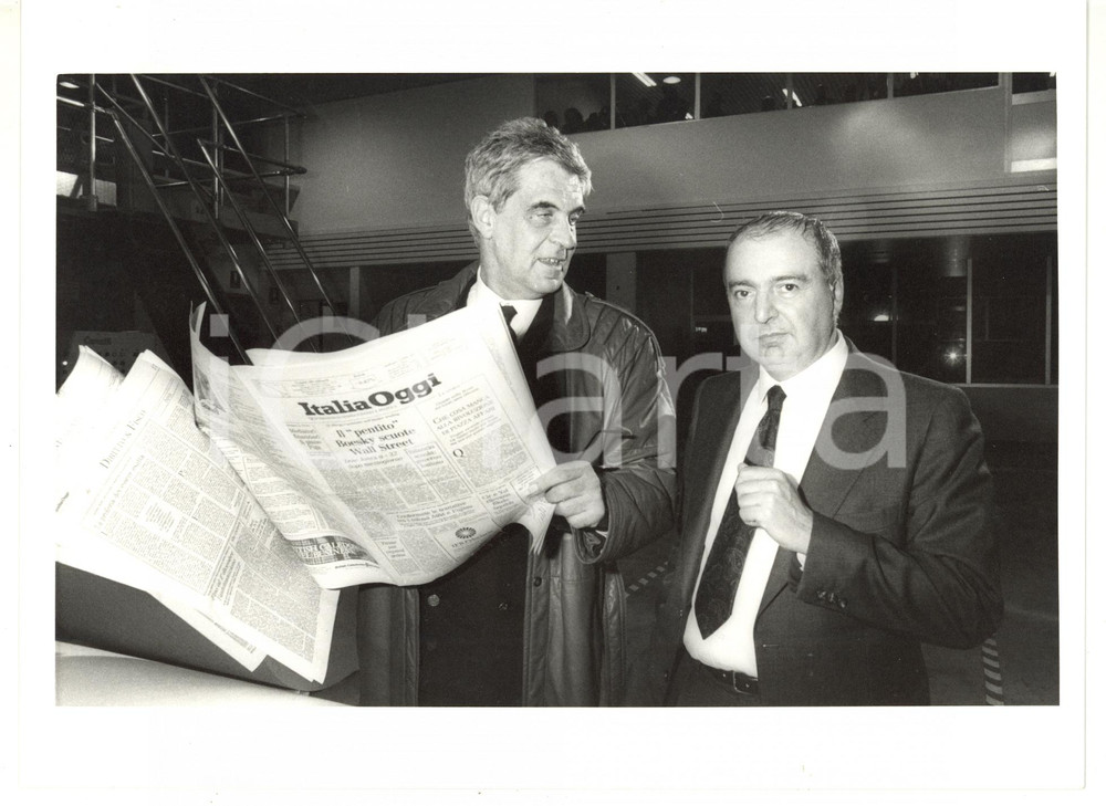 Fotografia d epoca originale 1985 MILANO Italia Oggi  Pietro ANGELI con Francesco ZUZIC  Foto 24x18 1