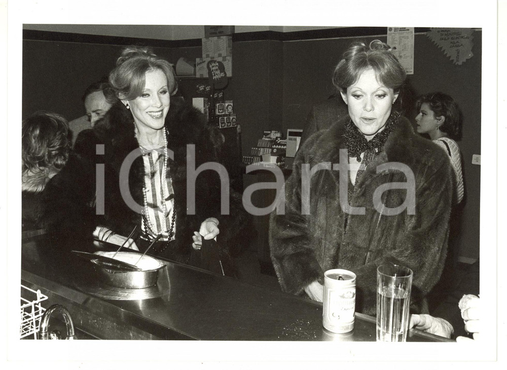 1985 ca COSTUME Le gemelle KESSLER al bancone di un bar *Foto VINTAGE 24x18 cm