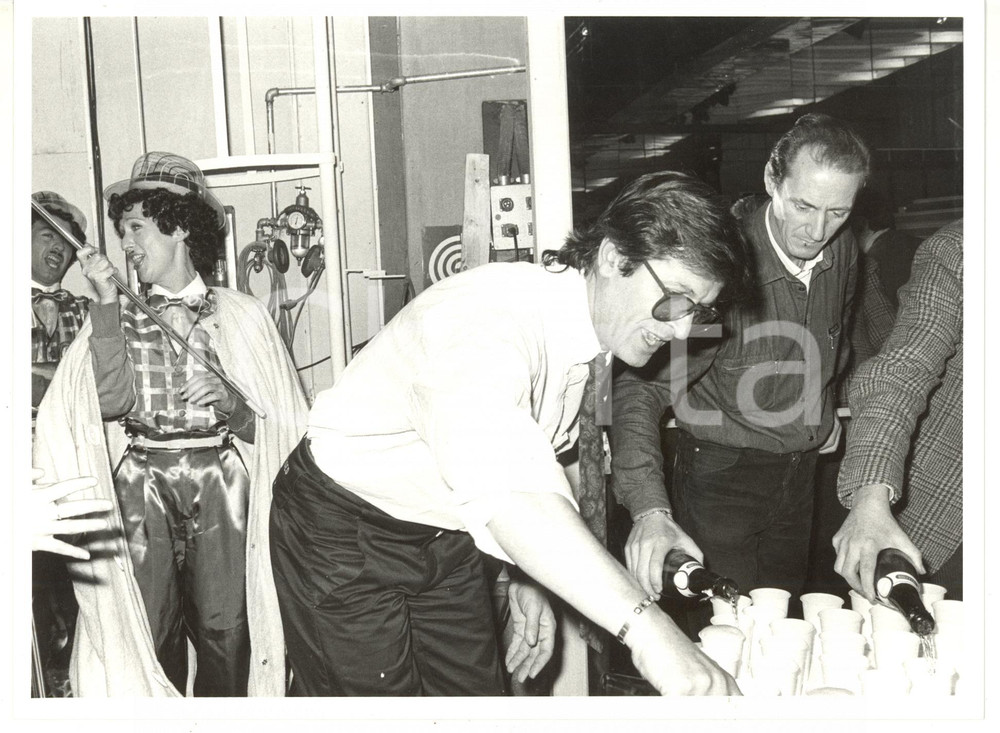 1985 ca RAI Loretta GOGGI e Gianni BREZZA festeggiano dietro le quinte *Foto