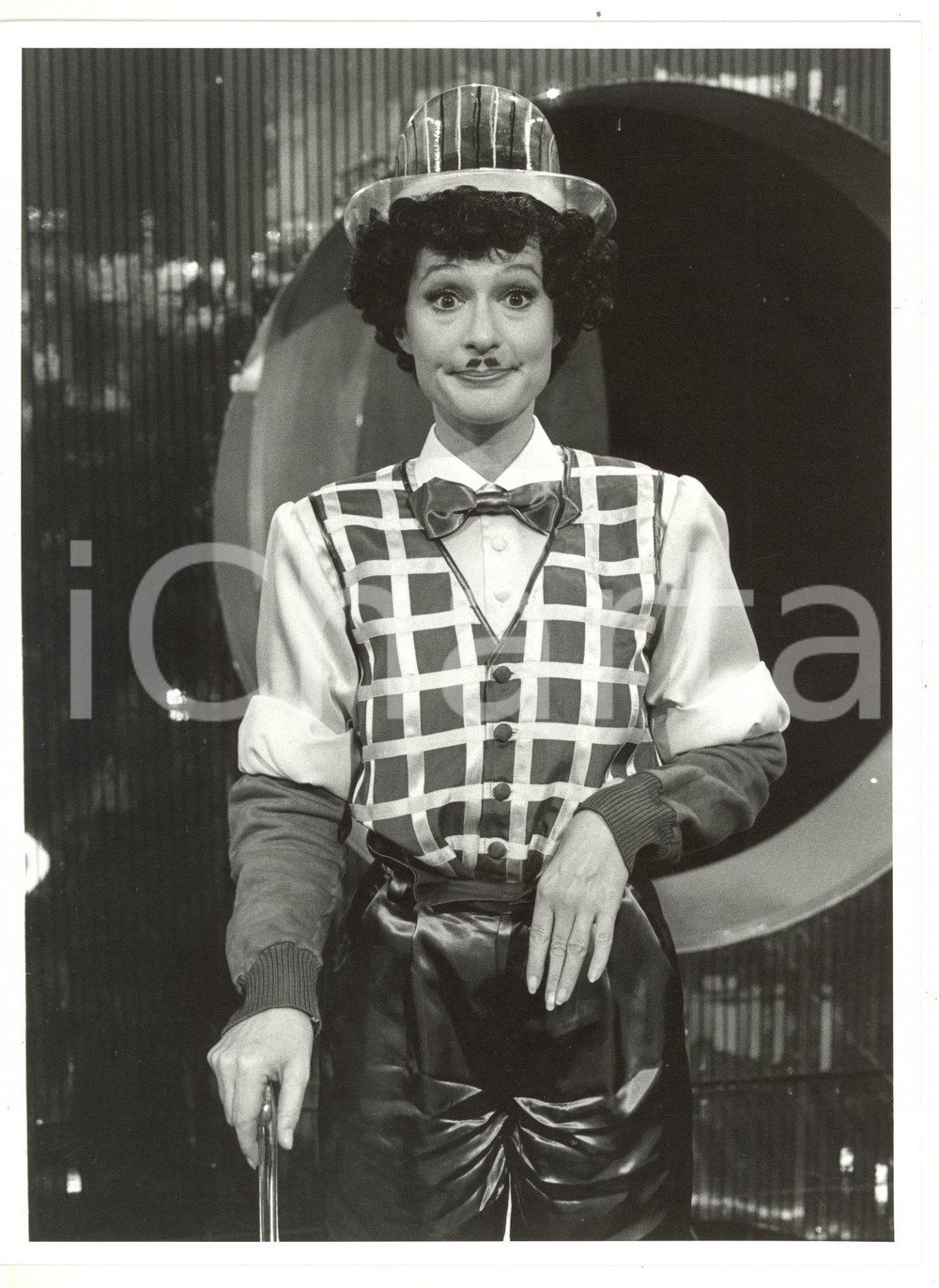 1985 ca RAI Loretta GOGGI nei panni di Charlie Chaplin - Foto 18x24 cm (3) Fotografia di agenzia. GOOD/buono  Formato: 24x18 originale e autentica 1