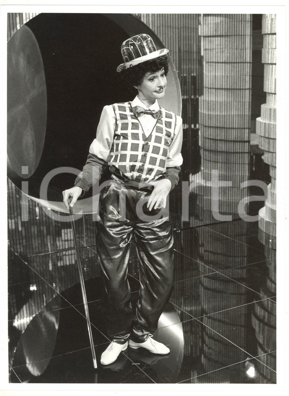 1985 ca RAI Loretta GOGGI nei panni di Charlie Chaplin - Foto 18x24 cm (2) Fotografia di agenzia. GOOD/buono  Formato: 24x18 originale e autentica 1