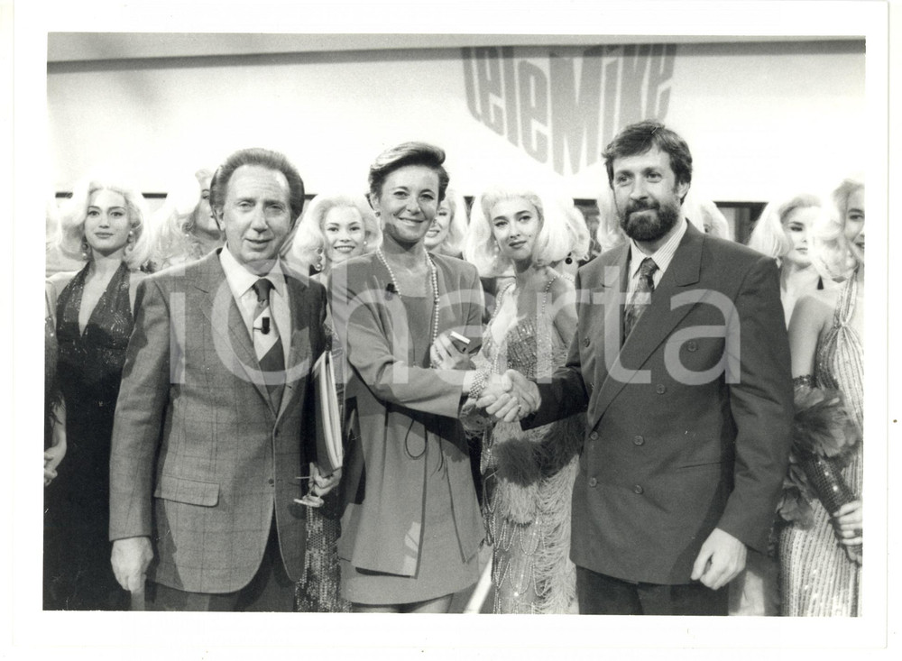 1990 ca CANALE CINQUE - TELEMIKE Mike BONGIORNO - Isabella LAMA - Giulio MARLIA Fotografia di agenzia. CONDIZIONI: GFORMATO: 24x18 cm  originale e autentica 1