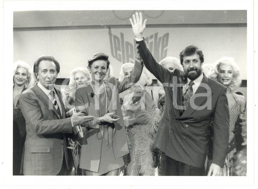 1990 ca TELEMIKE Mike BONGIORNO - Campioni Isabella LAMA Giulio MARLIA (3) Fotografia di agenzia. CONDIZIONI: FAIR (lievi difetti di stampa al margine superiore)FORMATO: 24x18 cm  originale e autentica 1