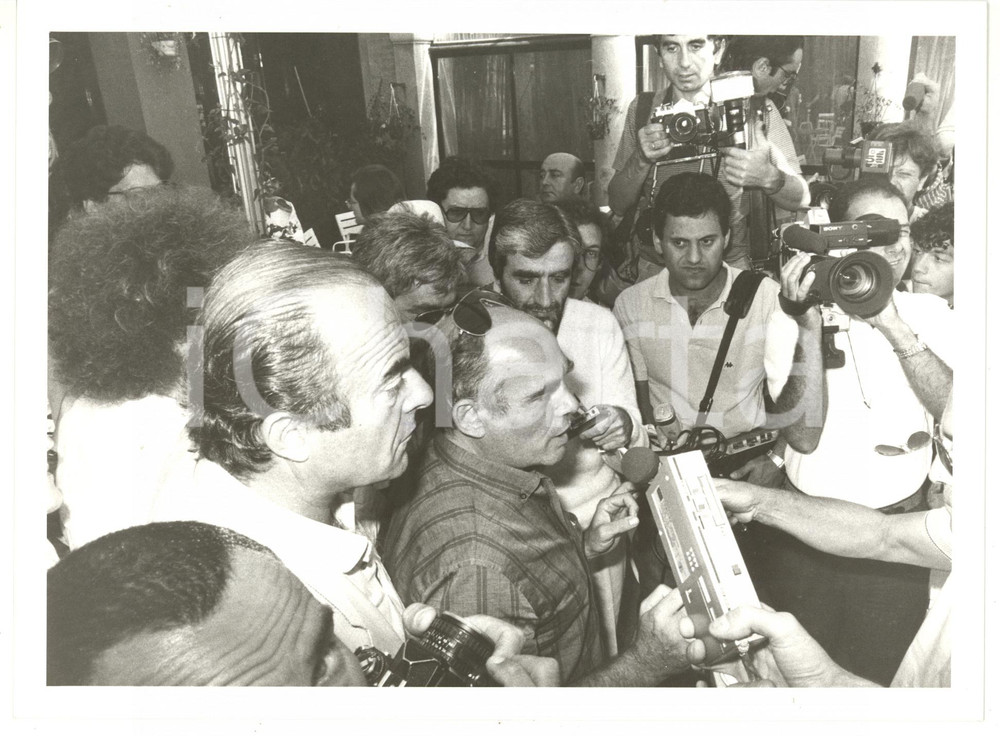 1985 ca RAI Giornalista Arrigo PETACCO durante intervista *Foto VINTAGE 24x18 cm