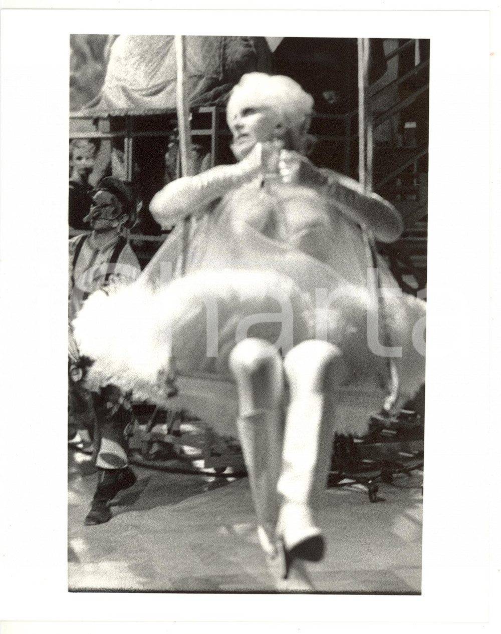 1985 ca TEATRO Franca RAME a seno nudo su un'altalena *Foto VINTAGE 20x25