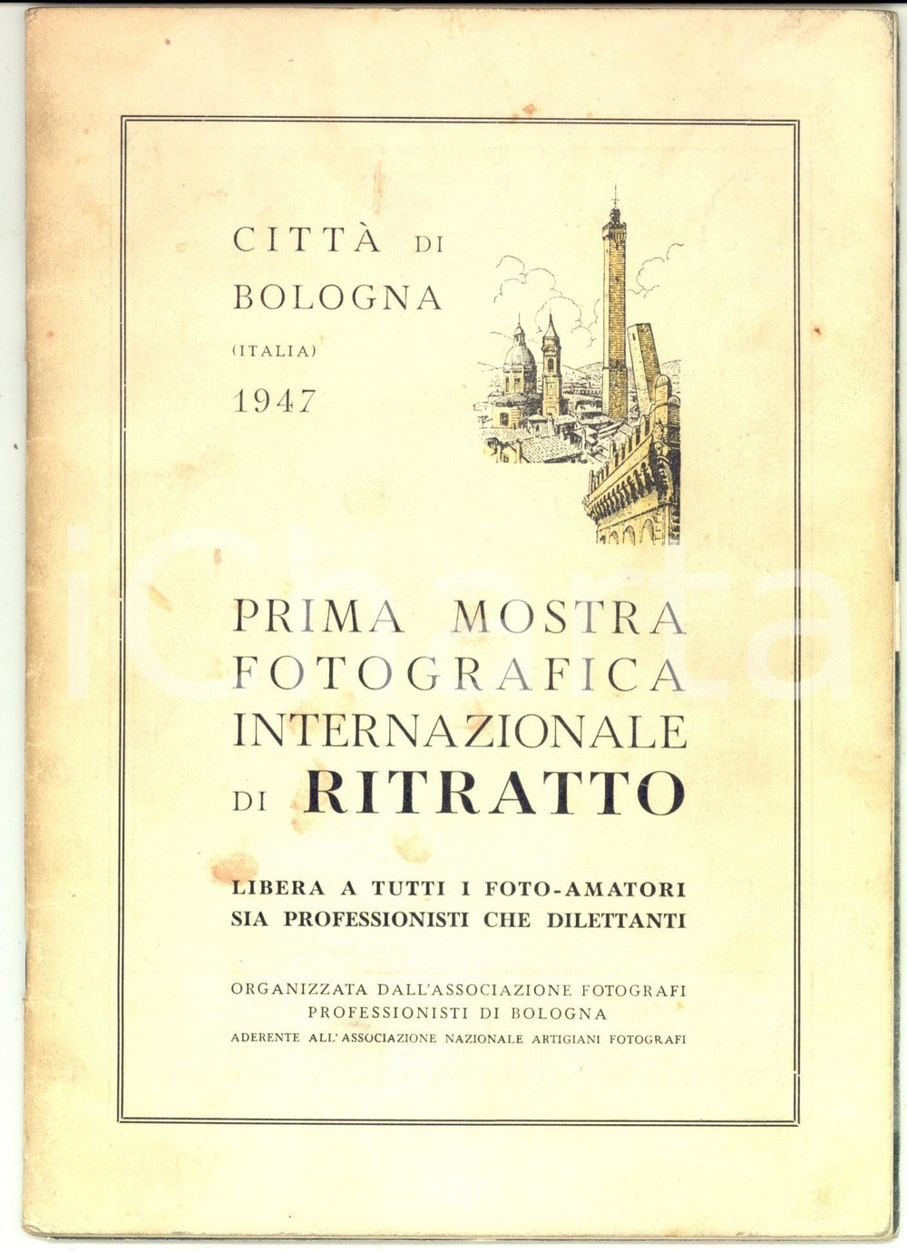 1947 BOLOGNA Prima Mostra Fotografica del Ritratto *Catalogo RARO DANNEGGIATO  Raro catalogo d'epoca, interamente illustrato in bianco e nero, con le immagini delle opere esposte, provenienti da fotoamatori professionisti e dilettanti.CONDIZIONI: VERY POOR (macchie in copertina e distacco del fascicolo centrale dalla legatura)PAGINE: 34       originale e autentica 1
