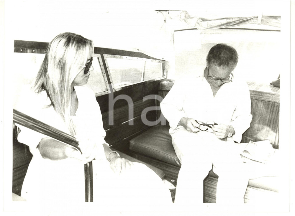 1990 ca COSTUME ITALIA Johnny DORELLI in motoscafo con Gloria GUIDA - Foto 24x18