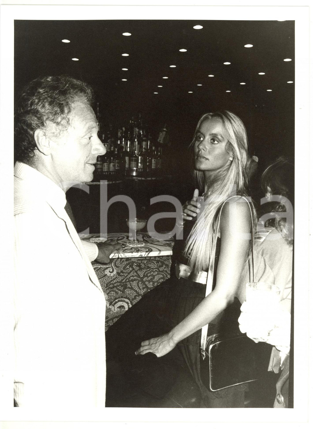 1990 ca COSTUME ITALIA Johnny DORELLI a un party con Gloria GUIDA - Foto 18x24