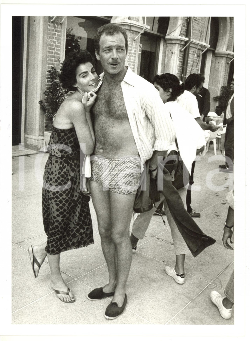 1990 ca COSTUME Jack BASEHART senza pantaloni con Antonia DELL'ATTE *Foto 18x24