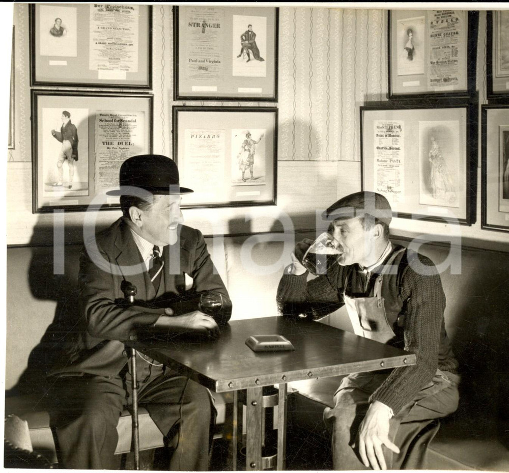 1950 ca LONDON Covent Garden - A conversation at the NAGS HEAD *Photo 17x15 cm