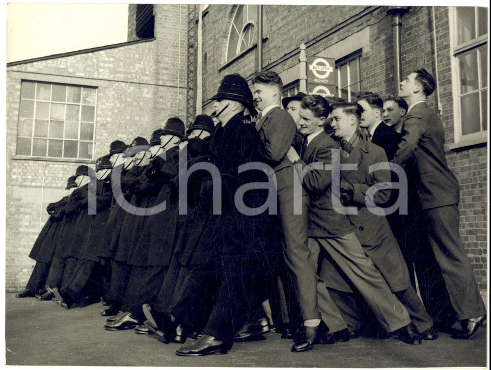1953 LONDON HENDON Police College - Constables taking lessons for Coronation
