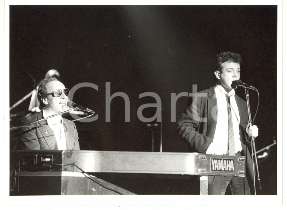 1985 ca COSTUME Mimmo LOCASCIULLI sul palco con Enrico RUGGERI *Foto 24x18 cm