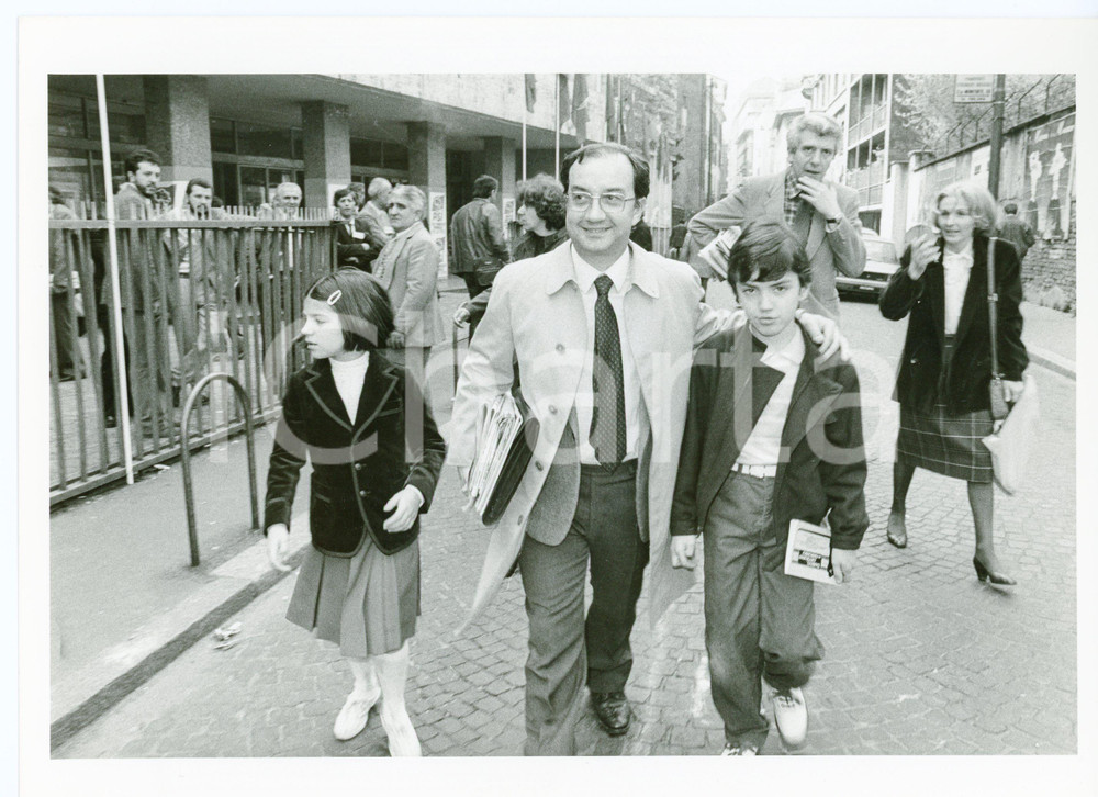 1990 ca MILANO Carlo TOGNOLI a passeggio con i figli - Foto VINTAGE 24x18 cm