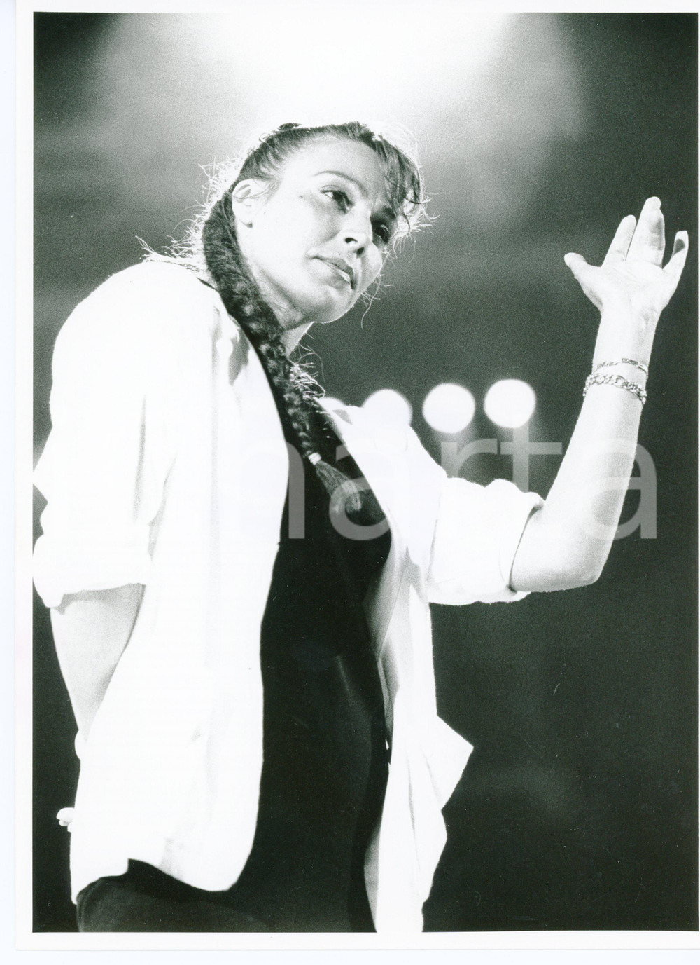 1985 ca COSTUME Viola VALENTINO sul palco *Foto ARTISTICA 18x24 Fotografia d'agenzia. CONDIZIONI: GFORMATO: 18x24 cm  originale e autentica 1