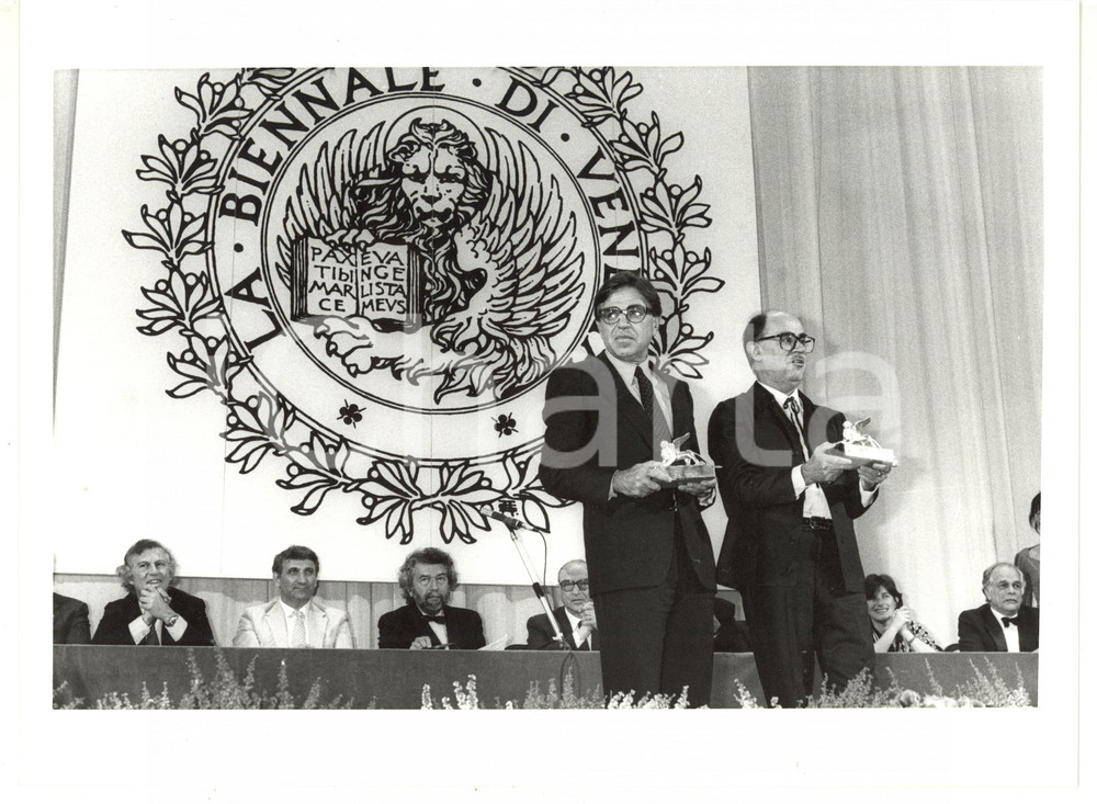 1986 VENEZIA Mostra del Cinema - Paolo e Vittorio TAVIANI ricevono Leone d'Oro