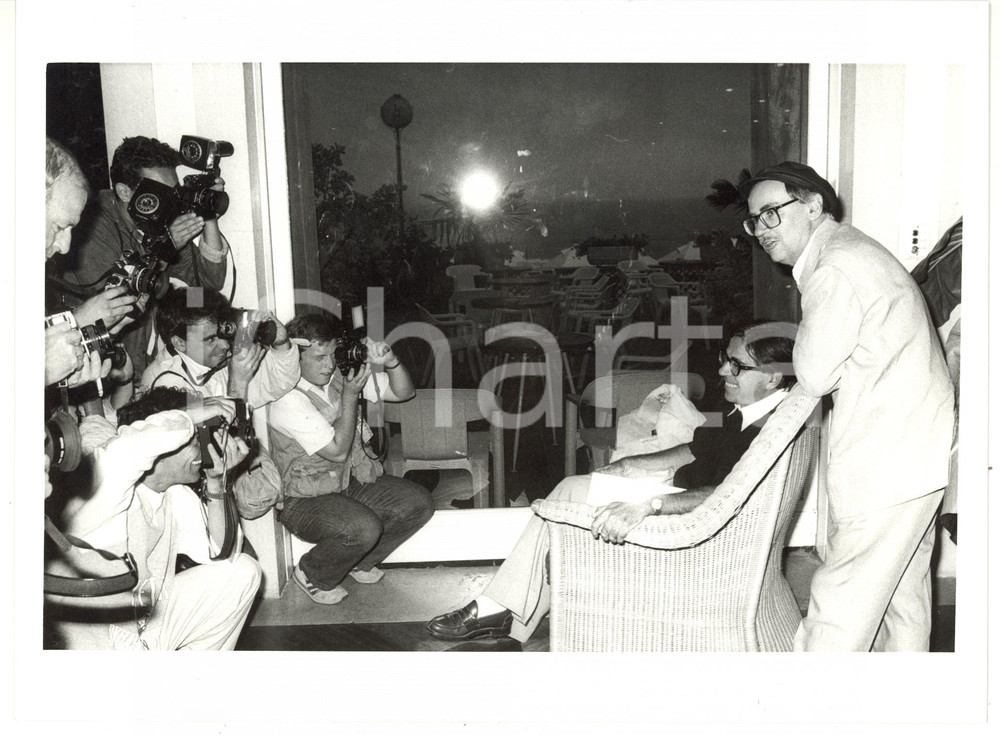 1986 VENEZIA - CINEMA Paolo e Vittorio TAVIANI circondati da fotografi *Foto