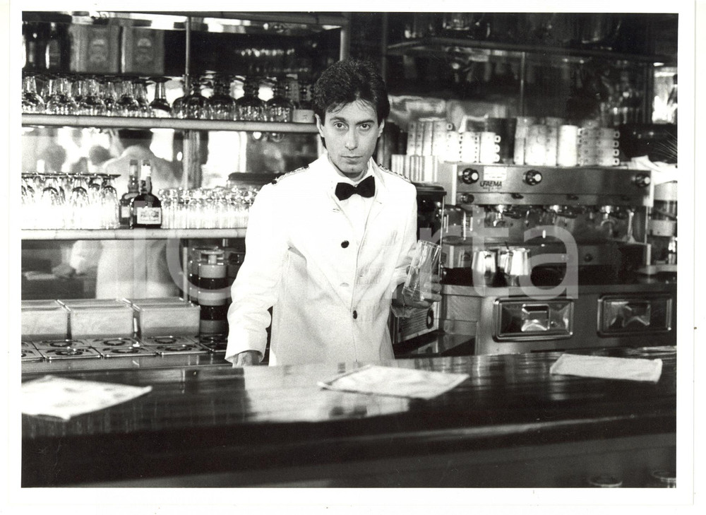 1985 ca COSTUME Carmelo LA BIONDA si improvvisa barman - Foto 24x18 cm