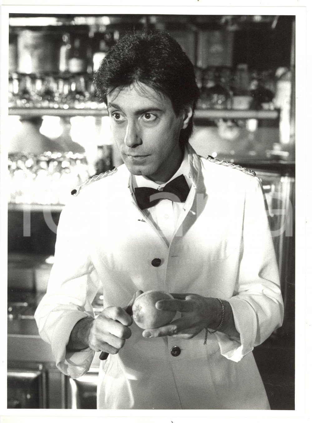 1985 ca COSTUME Carmelo LA BIONDA si improvvisa barman - Foto 18x24 cm