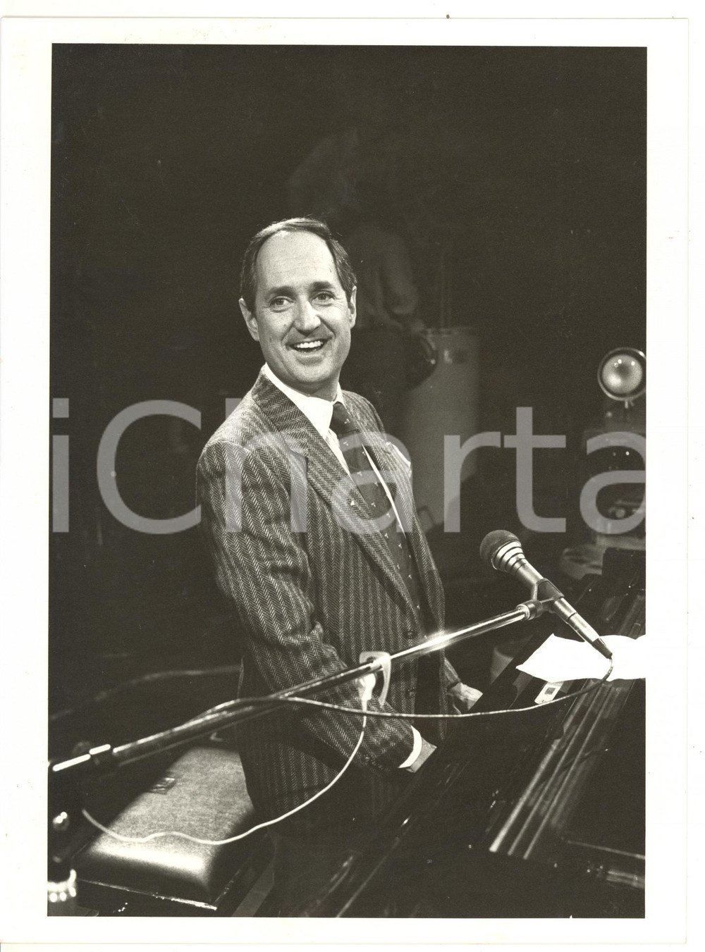 1985 ca COSTUME Neil SEDAKA al pianoforte - Foto VINTAGE 18x24 cm