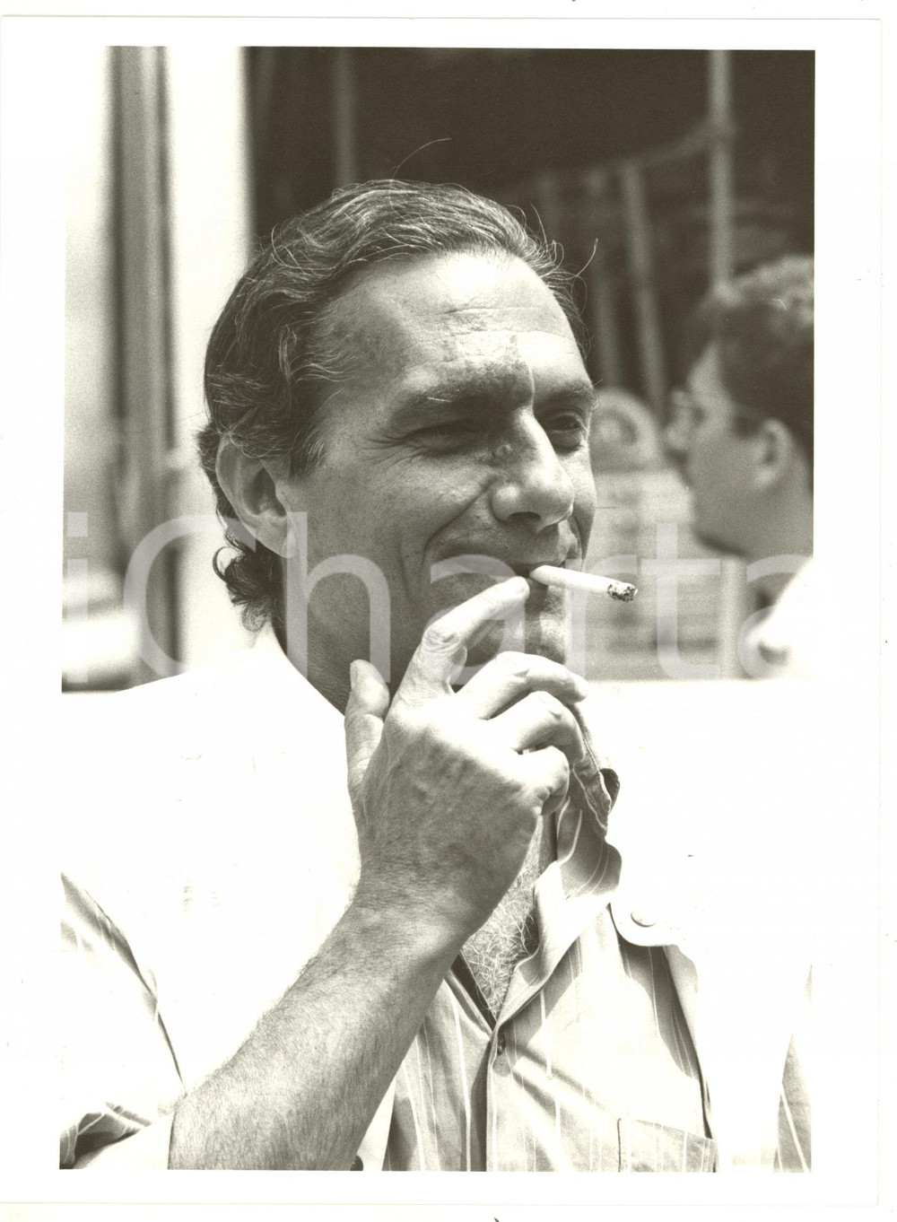 1990 ca MILANO Carlo CASTELLANETA fuma una sigaretta - Foto VINTAGE 18x24