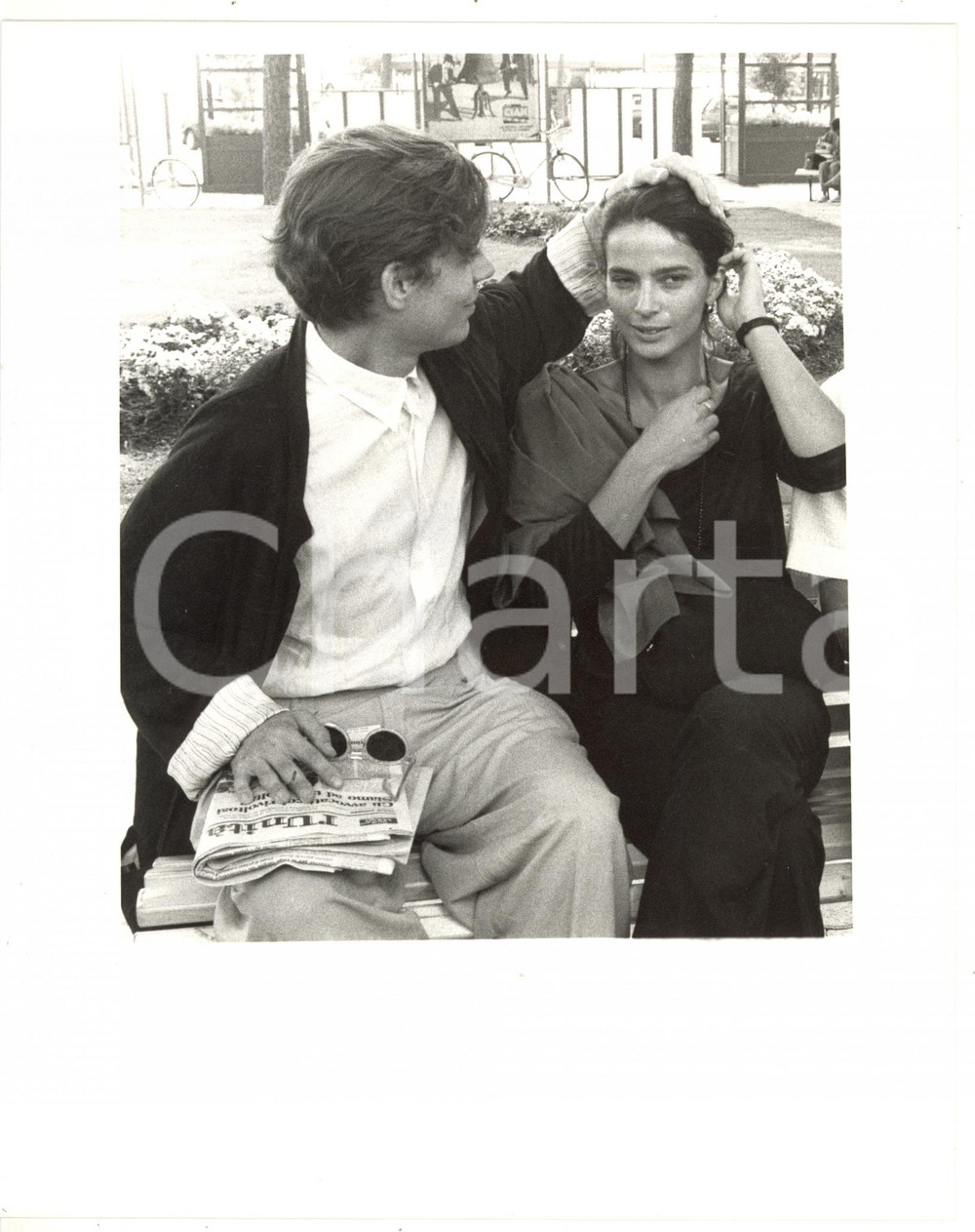 1987 VENEZIA - CINEMA Jacob BERGER su una panchina con Laura MORANTE - Foto