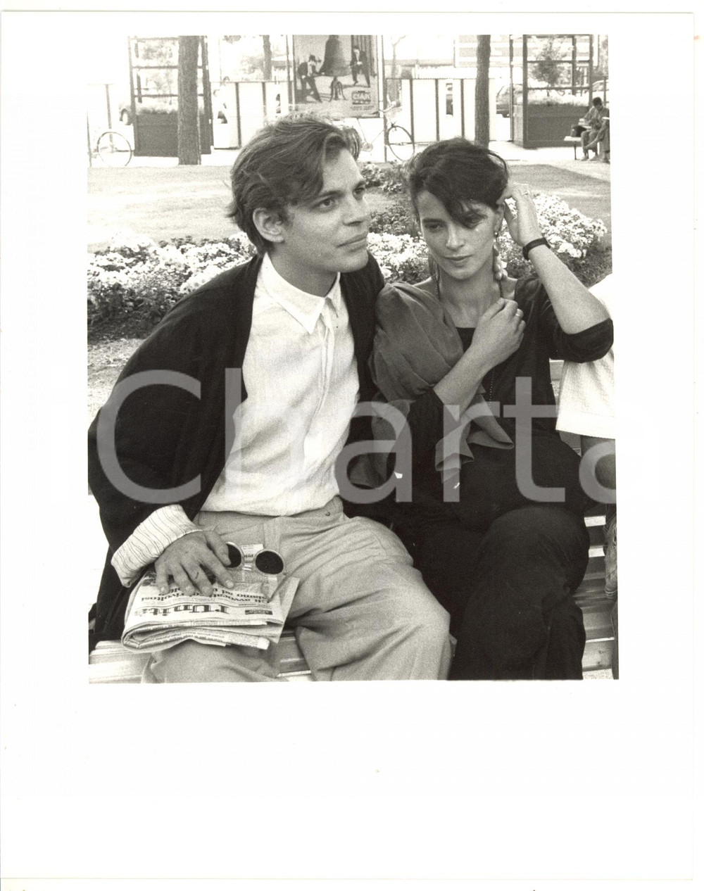 1987 VENEZIA - CINEMA Jacob BERGER su una panchina con Laura MORANTE *Foto