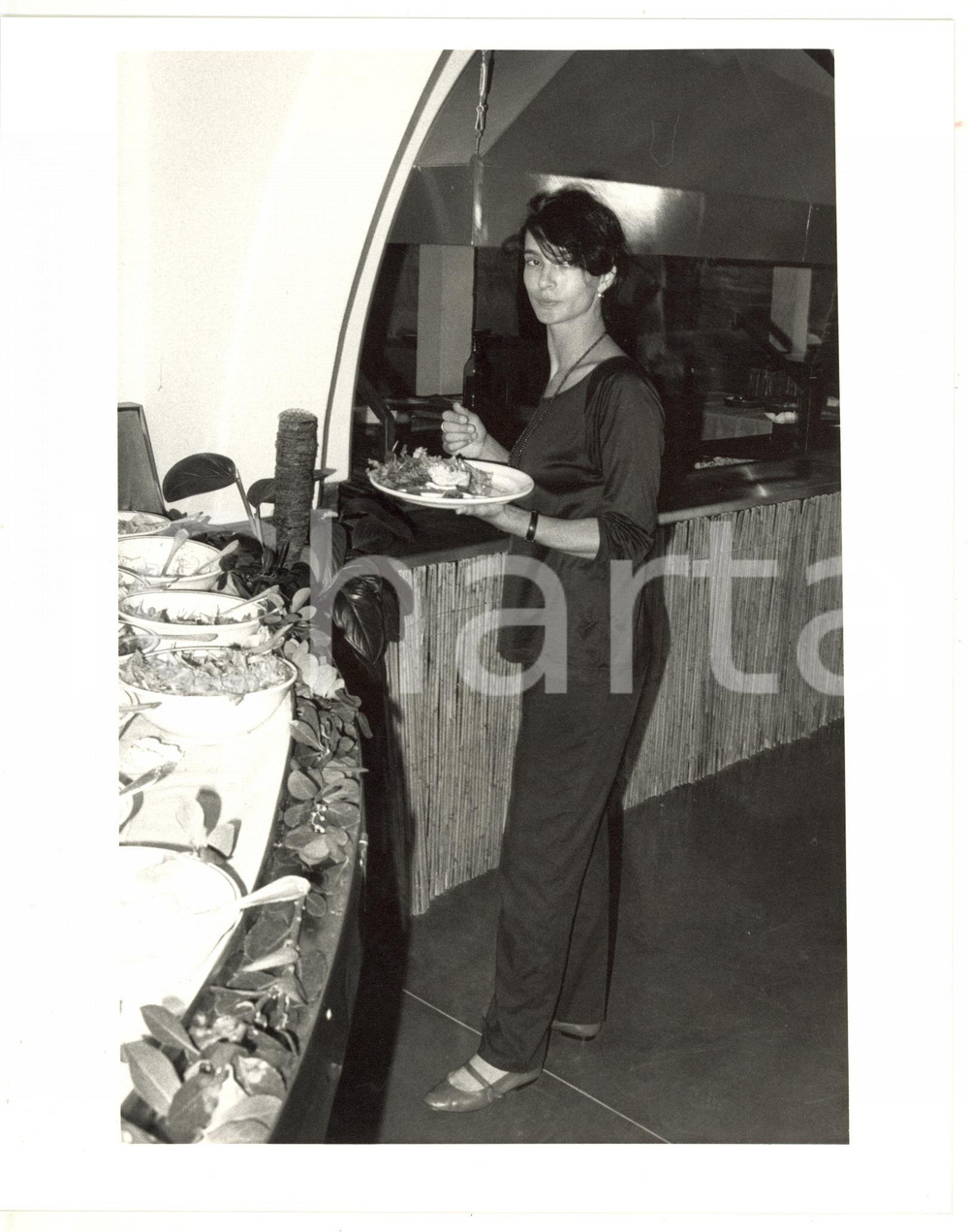 1987 VENEZIA - CINEMA Laura MORANTE durante il buffet - Foto VINTAGE 20x25 cm